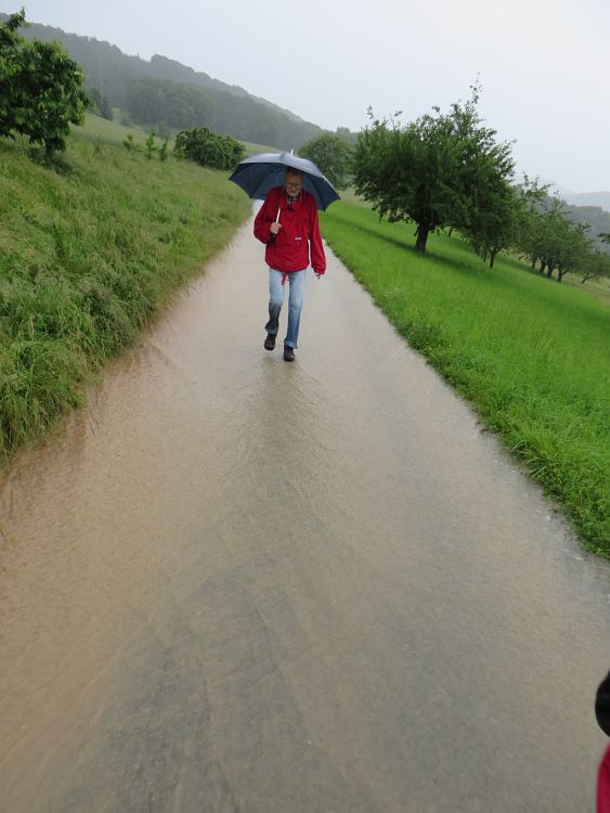Auf dem Heimweg überraschte uns ein ungewöhnlich starkes Gewitter