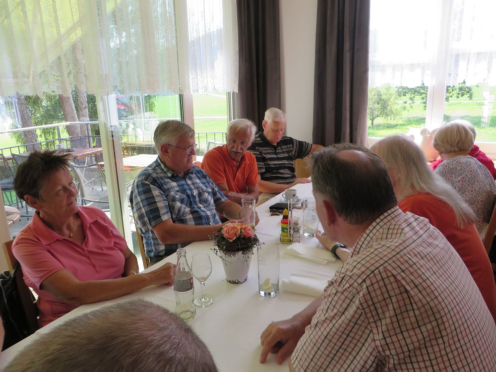 Wanderleiter mit Frau