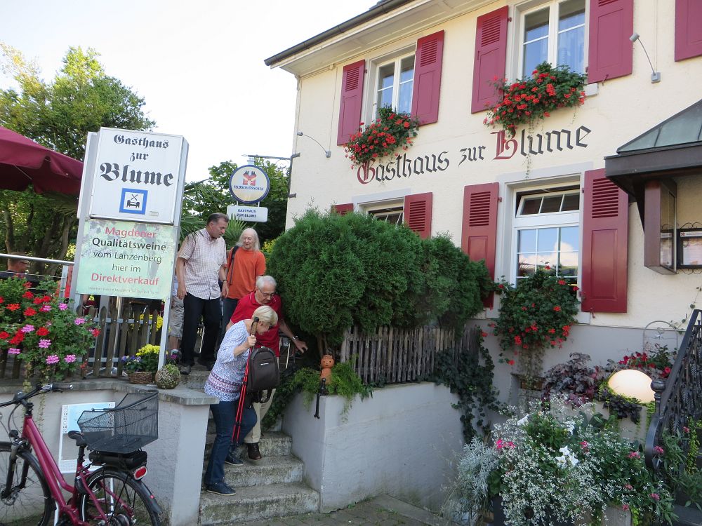 Nach dem Abschiedstrunk gehts zum Bus nach Rheinfelden